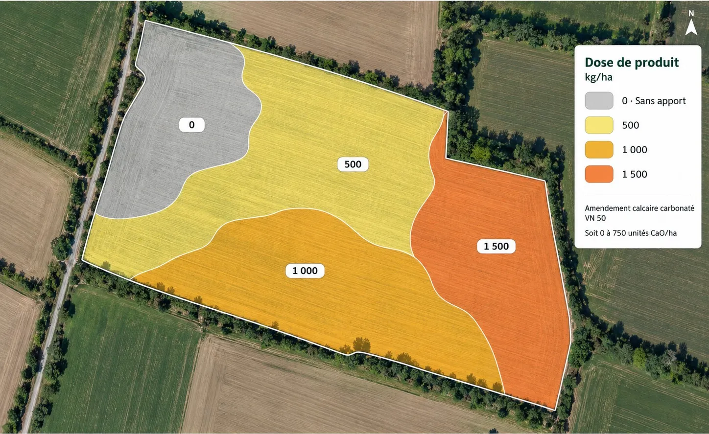 Vue aérienne d’une parcelle découpée en quatre zones colorées, du gris au orange, avec dans chaque zone la dose d’amendement calcaire en kilos par hectare, de 0 à 1 500, et une légende.